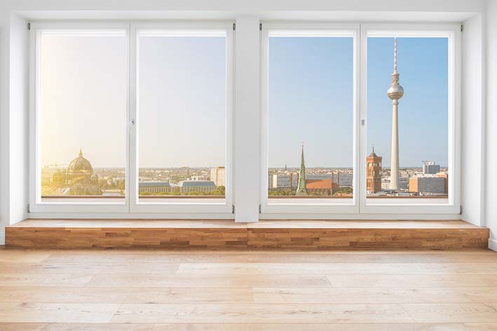 Helle Fensterfront vor der Skyline Berlin